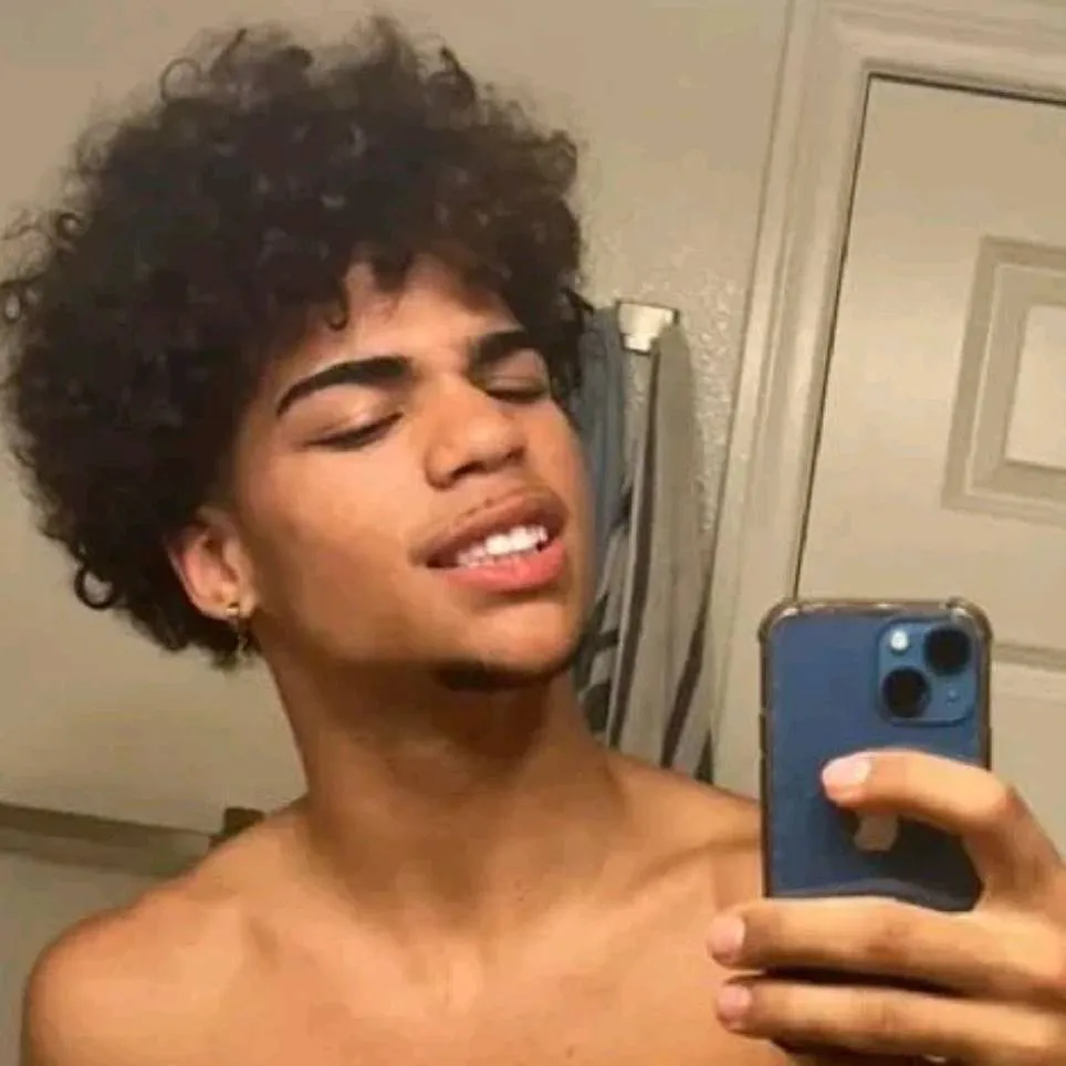 chat with ai character: Apple 