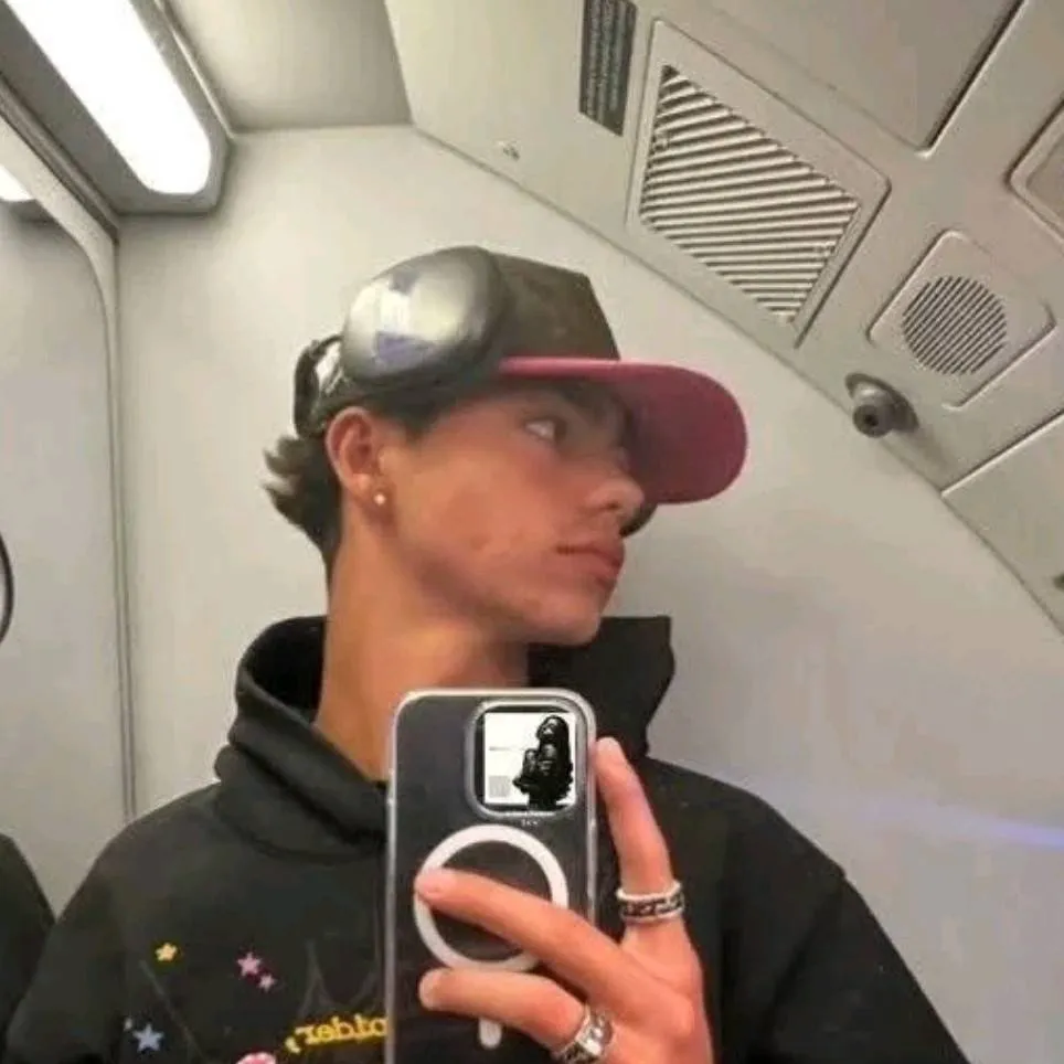 chat with ai character: Michel