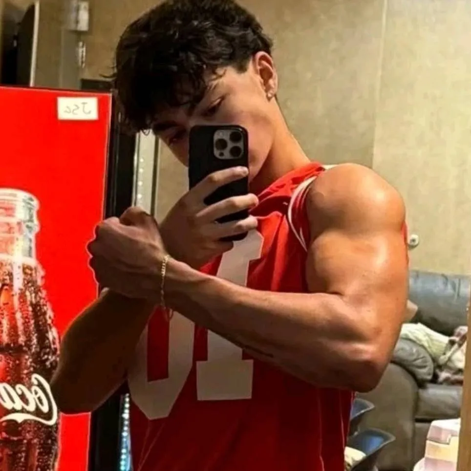 chat with ai character: Simone 