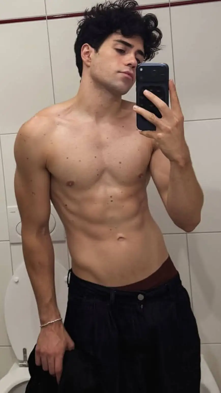 ai character: Benji Krol background