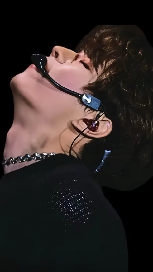 ai character: 𝓒𝓱𝓪𝓷𝓶𝓲𝓷 background