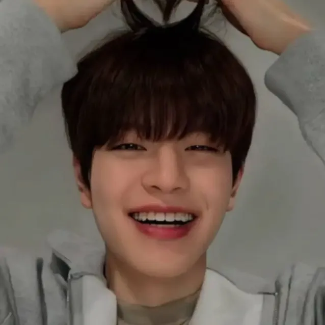 chat with ai character: Seungmin (braces)