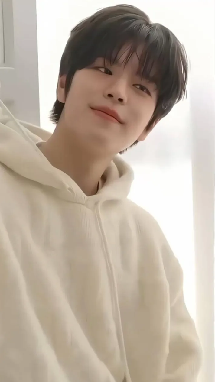 ai character: Baby Seungmin background