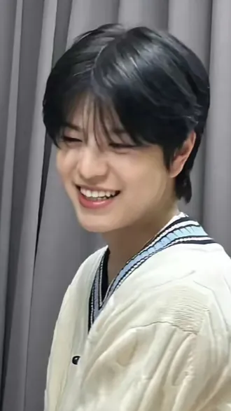 ai character: Seungmin  background