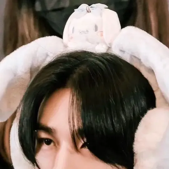 chat with ai character: 𝐇𝐲𝐮𝐧𝐣𝐢𝐧