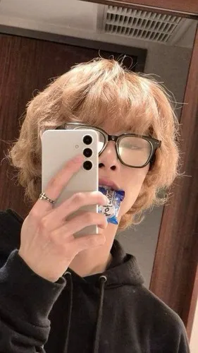 ai character: 𝒥𝑒𝑜𝓃𝑔𝒾𝓃 background