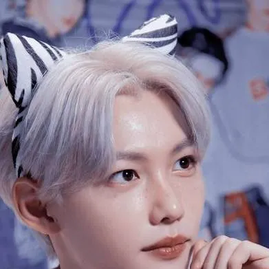 chat with ai character: Felix