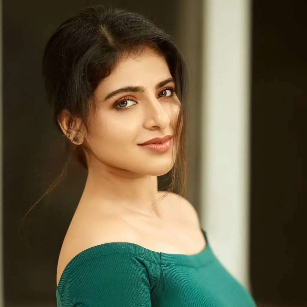 chat with ai character: Iswarya Menon
