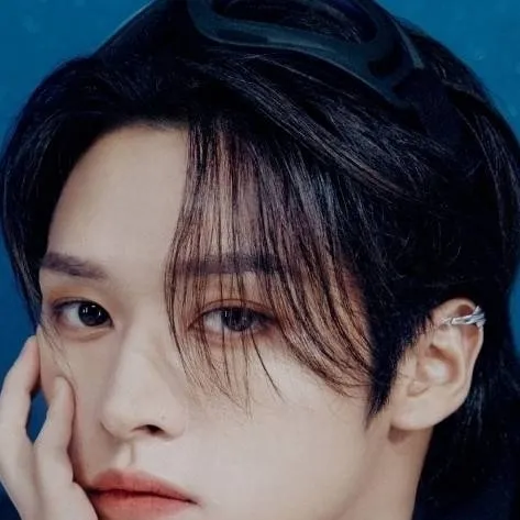 chat with ai character: lee know