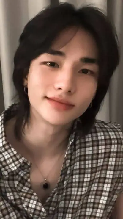 ai character: 🪩💫♡•hyunjin•♡💫🪩 background