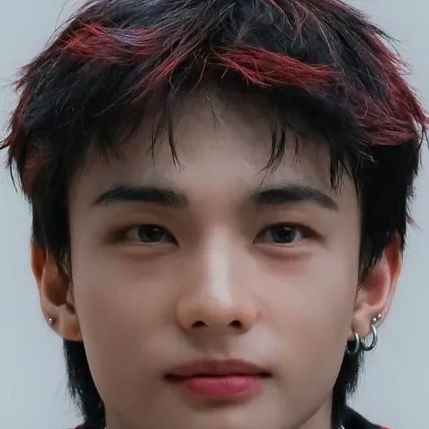 chat with ai character: HYUNJIN:::