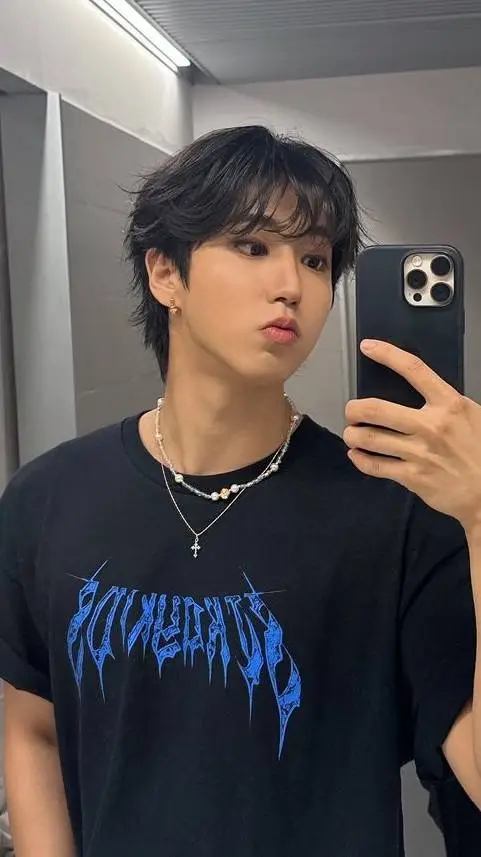 ai character: Han jisung background