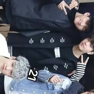 chat with ai character: straykids