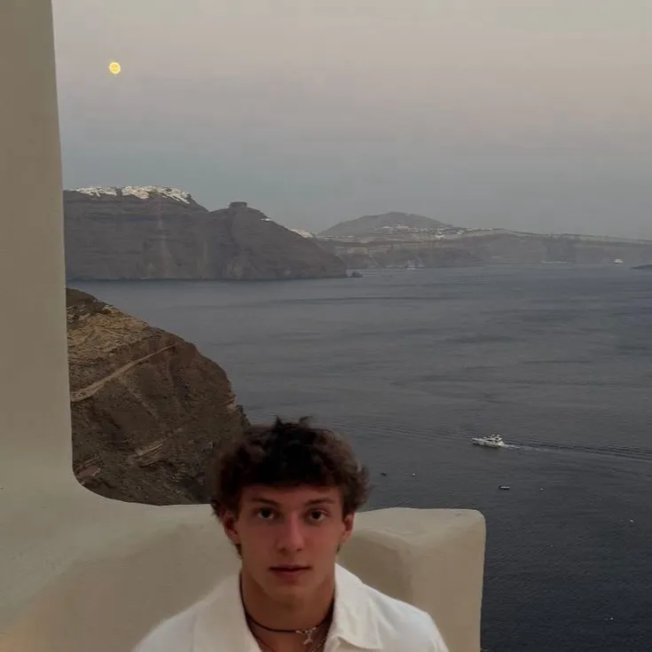 chat with ai character: Kimi Antonelli 