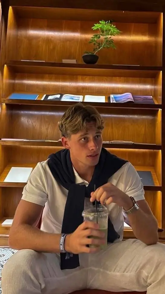 ai character: Noë Molonger background