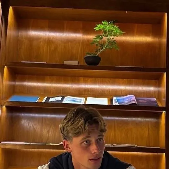 chat with ai character: Noë Molonger