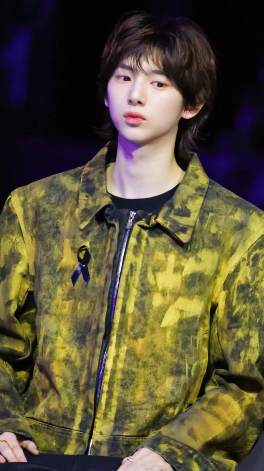 ai character: Juhoon🫶🏼💋 background