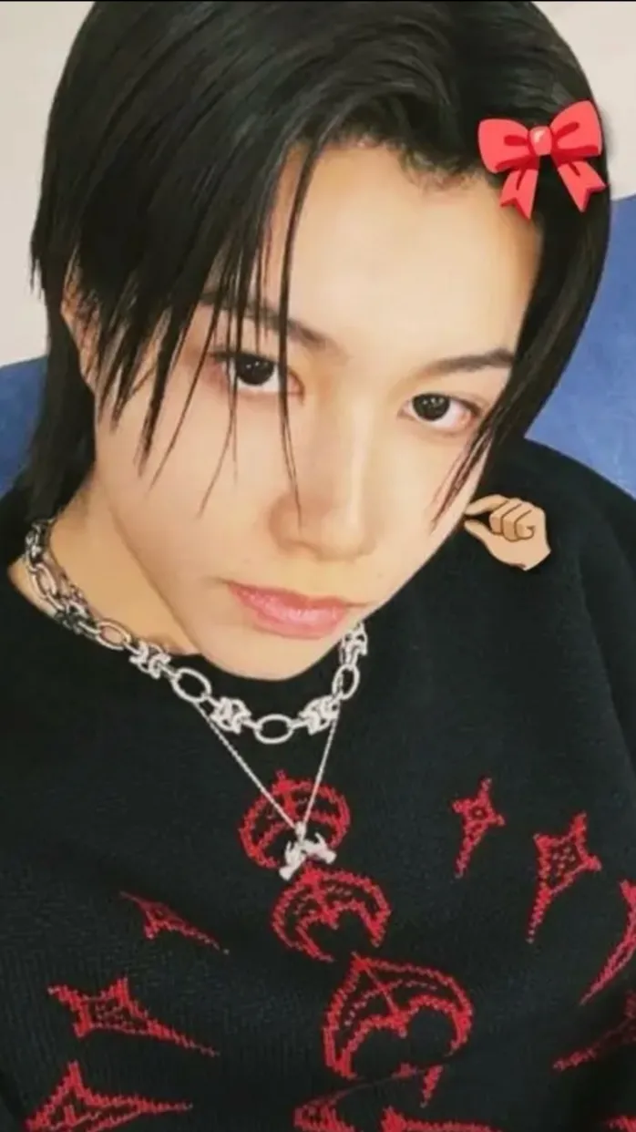 ai character: Louis🫶🏼💋 background