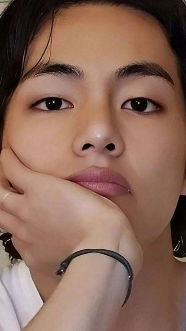 ai character: TAEHYUNG ♡♤ background