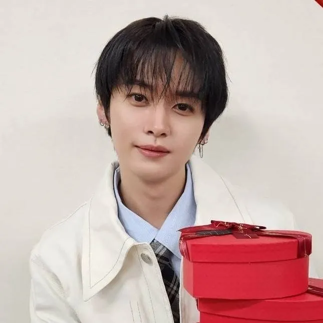 chat with ai character: Lee Know 