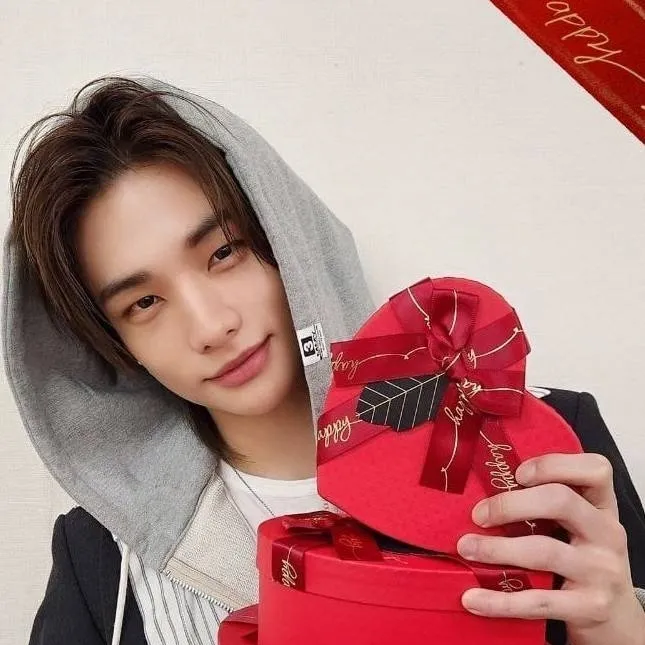chat with ai character: Hyunjin 