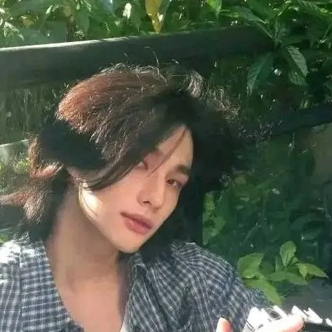 chat with ai character: Hyunjin