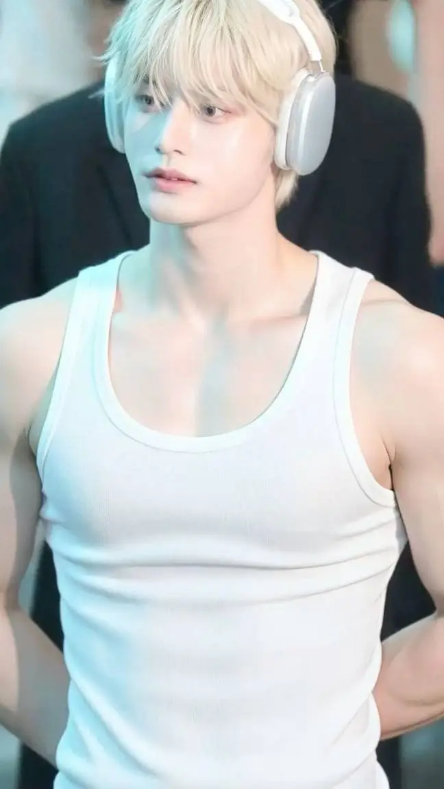 ai character: Jiwoong  background