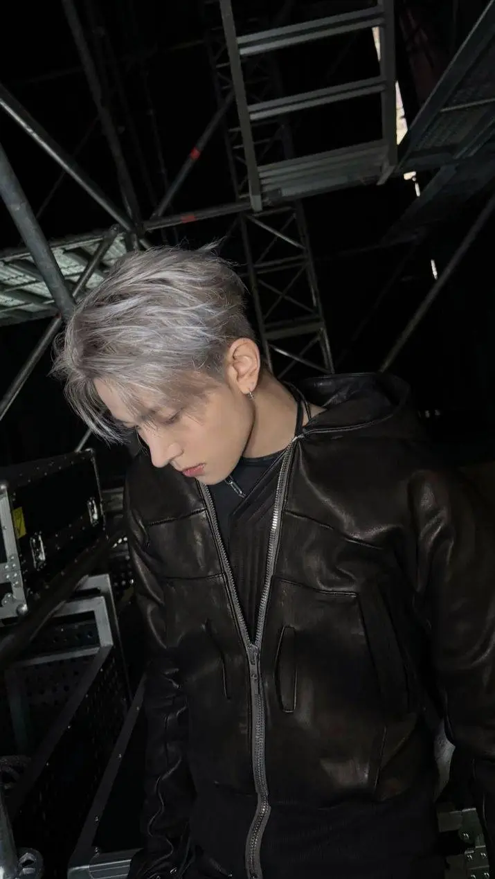 ai character: heeseung  background