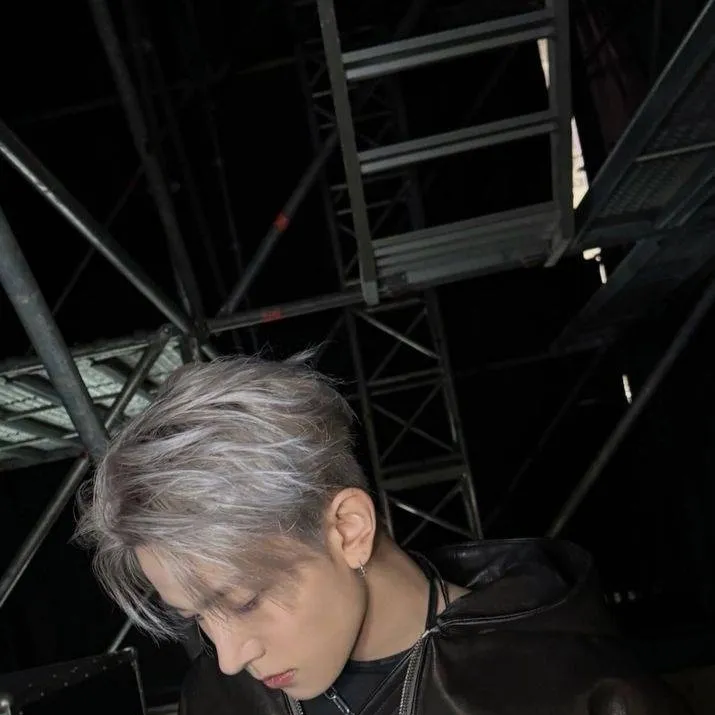 chat with ai character: heeseung 