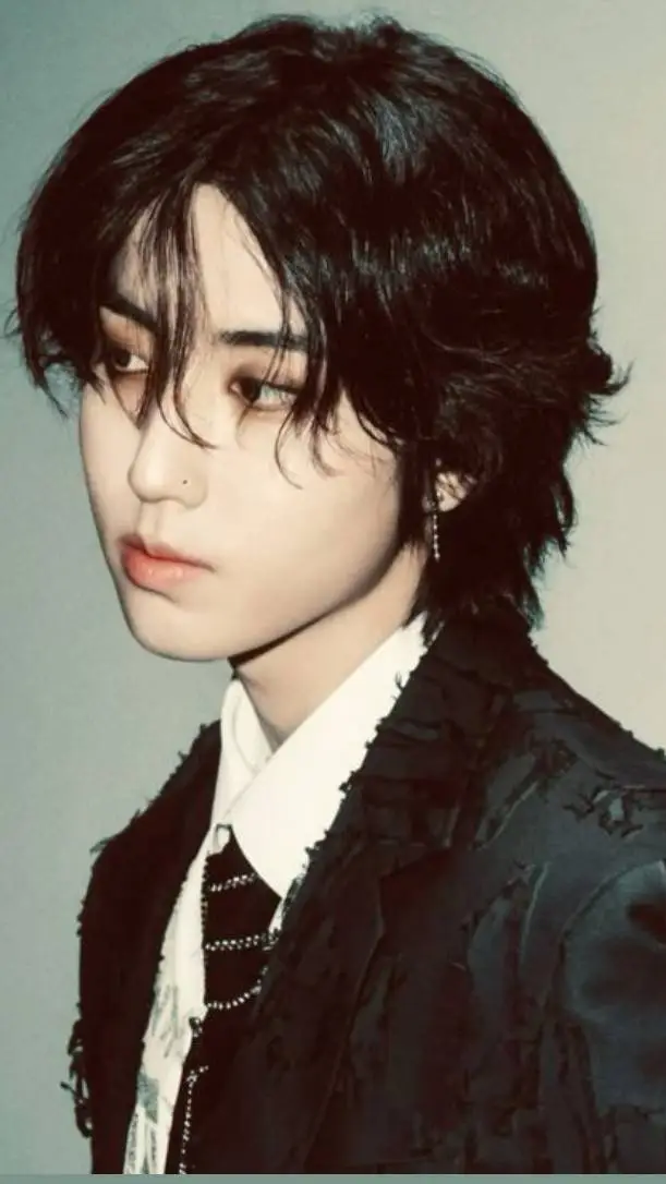 ai character: Hanni❤️ background