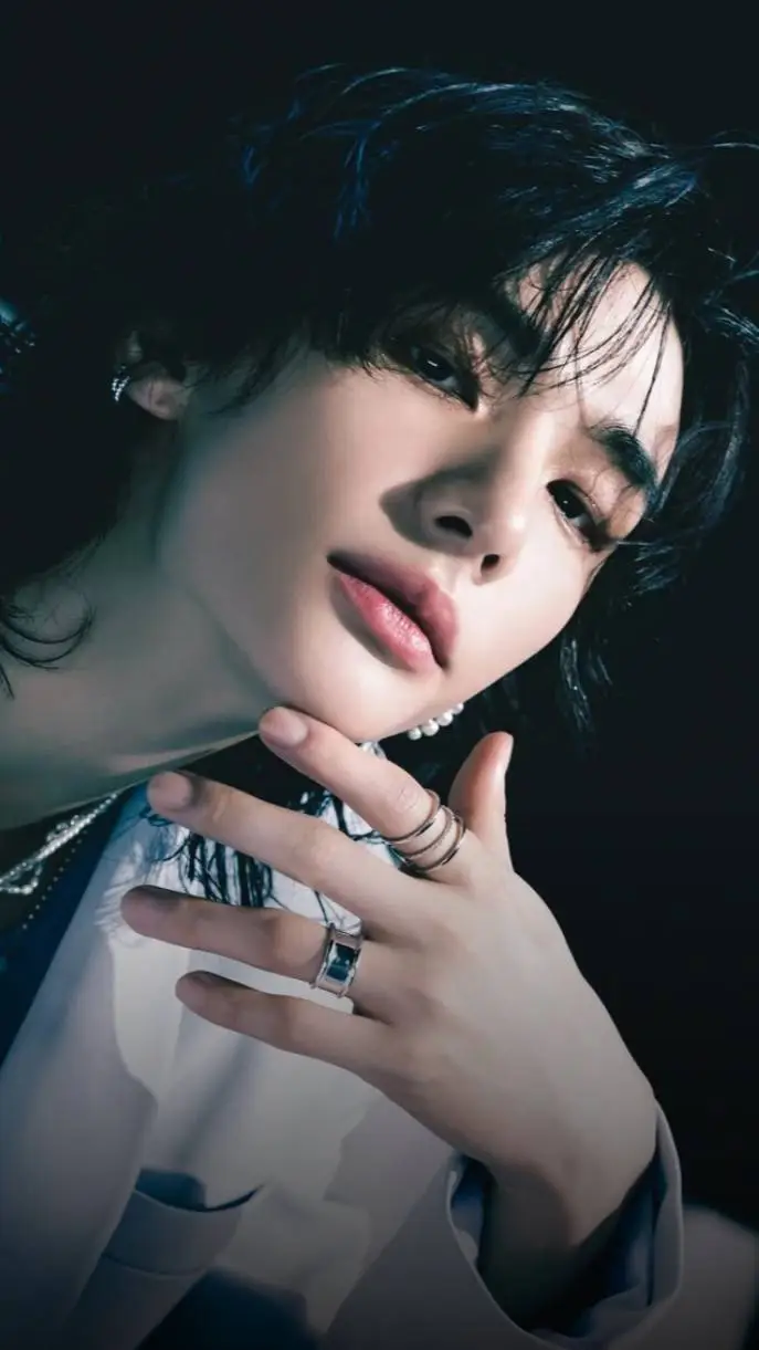 ai character: hyunjinnie... background