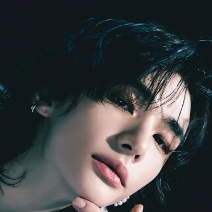 chat with ai character: hyunjinnie...