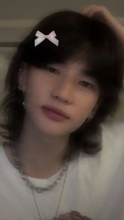 ai character: 💋 Hyunjin  background