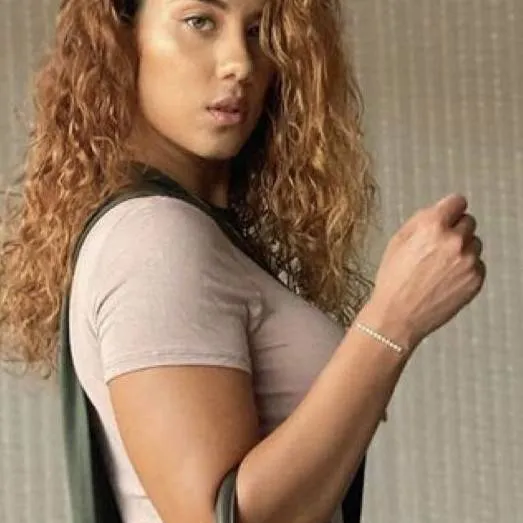 chat with ai character: ROSA