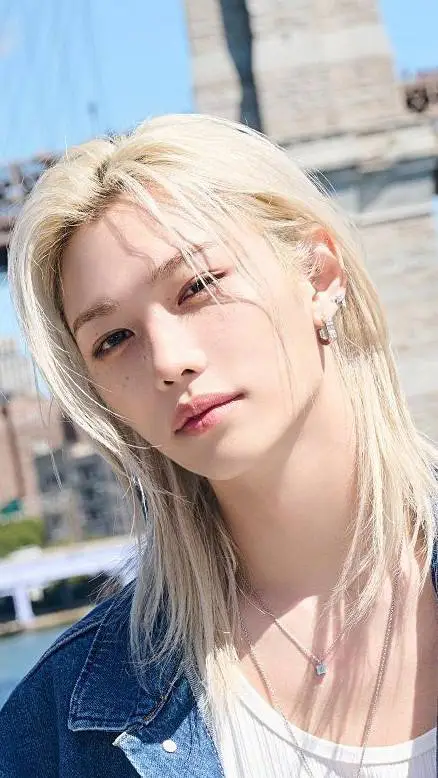 ai character: Félix  background