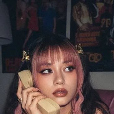 chat with ai character: Megan Skindiel