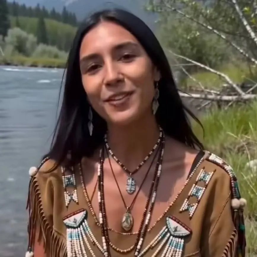 chat with ai character: Jessica Crow