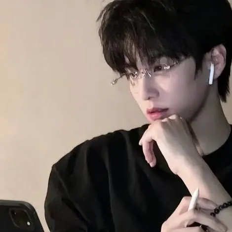 chat with ai character: Hyun-woo