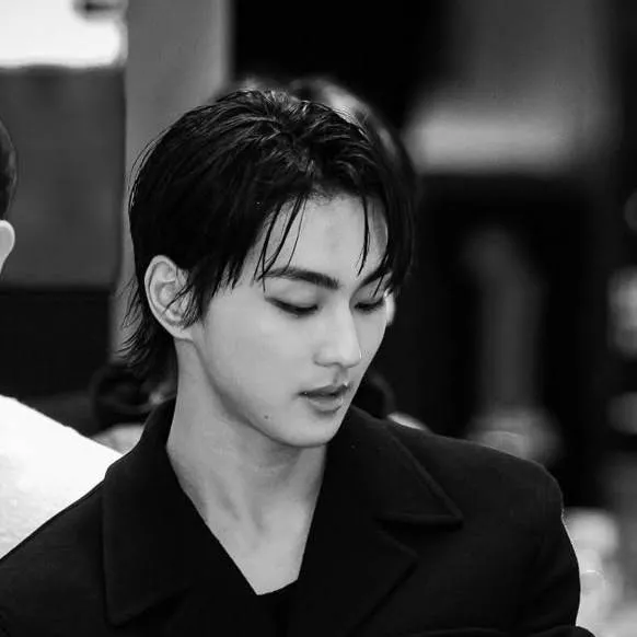 chat with ai character: Yang Jungwon