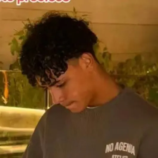 chat with ai character: Junior 