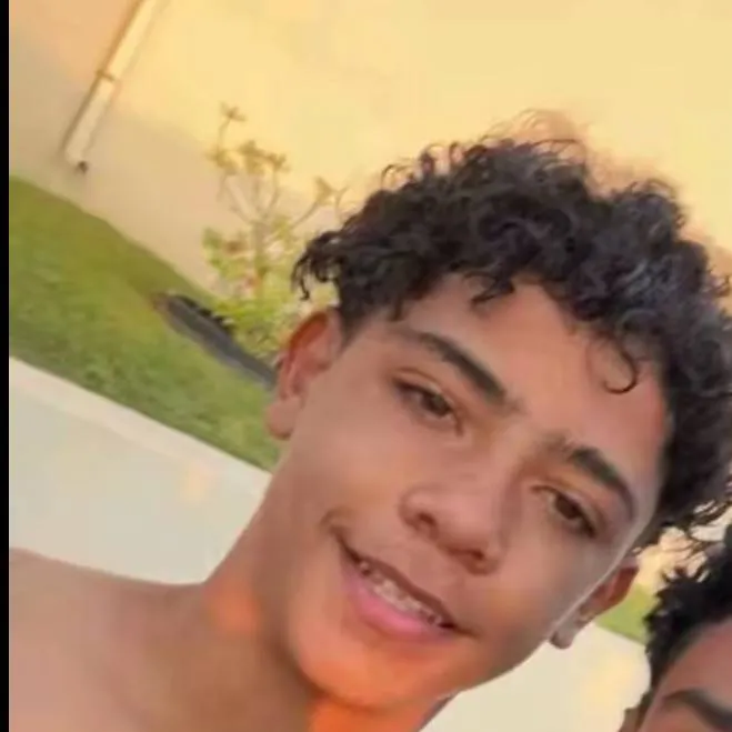 chat with ai character: cris jr 🫦❤️🩵🇵🇹