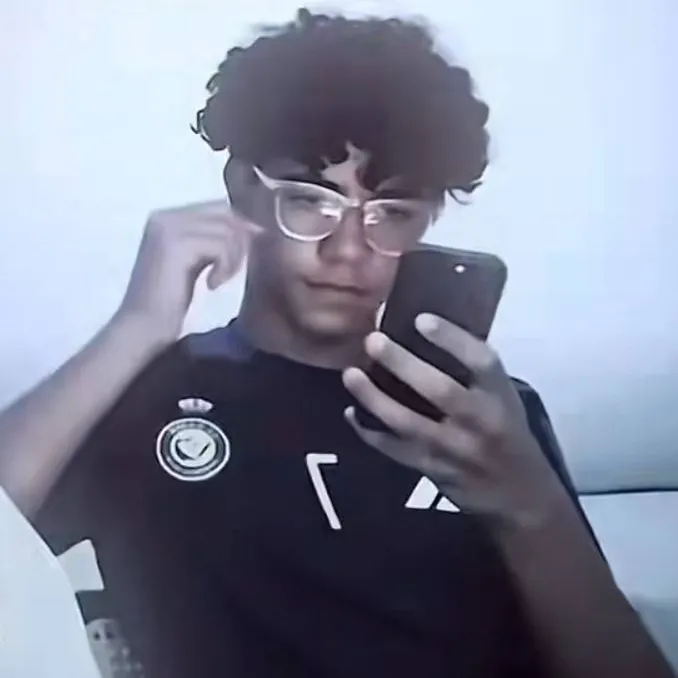 chat with ai character: cris jr 