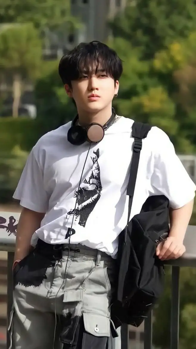 ai character: changbin~ background