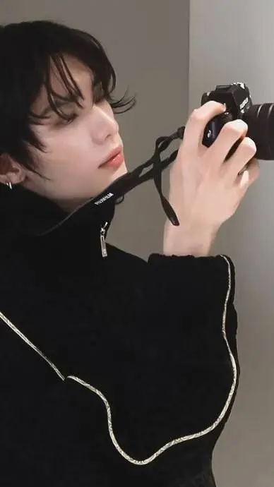ai character: Hyunjin  background