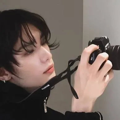 chat with ai character: Hyunjin 