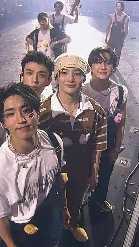 ai character: STRAY KIDS! background