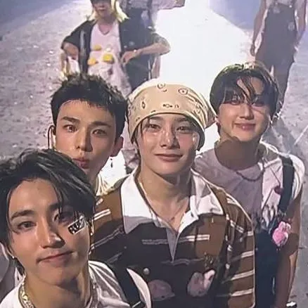 chat with ai character: STRAY KIDS!