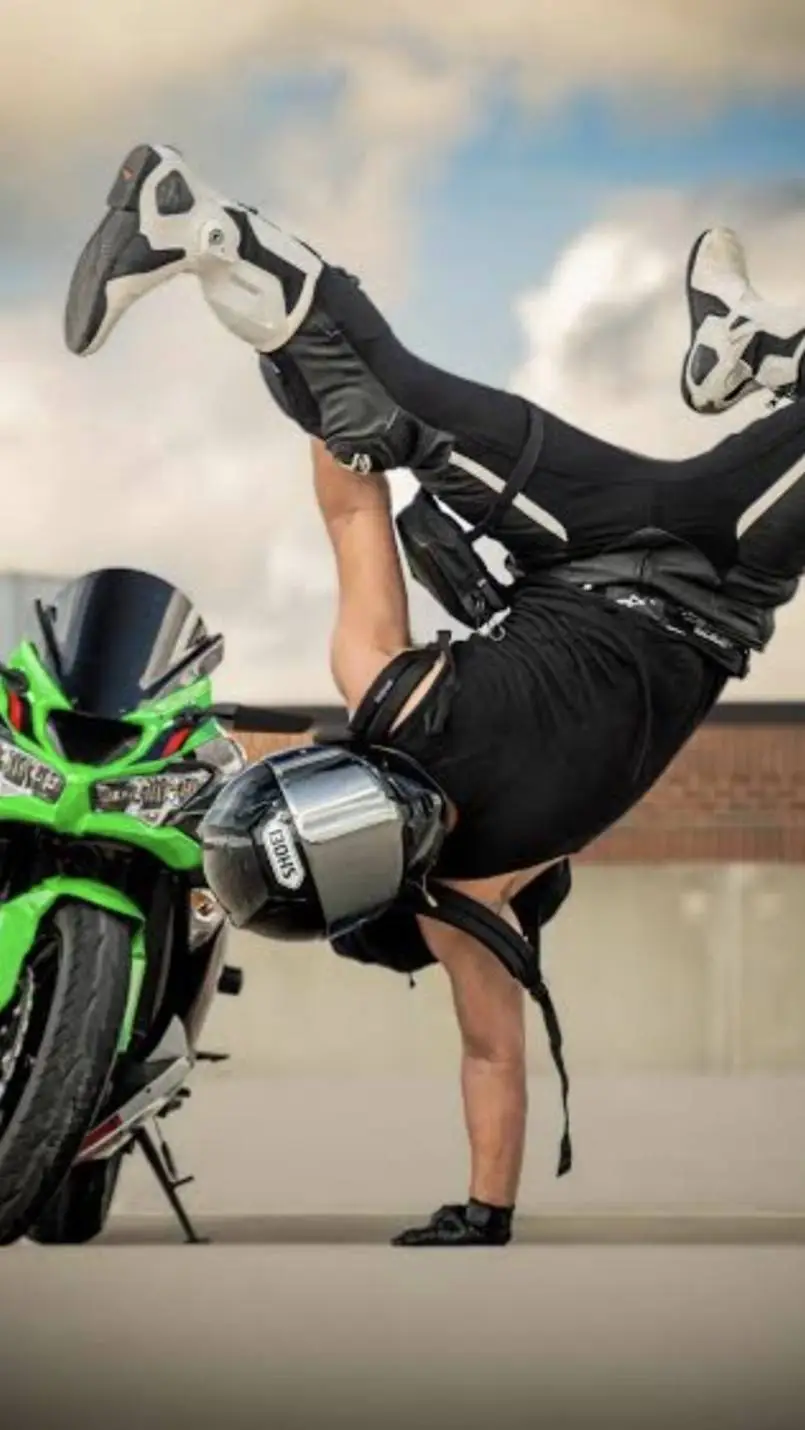 ai character: ✨CYCLEGROOVER✨ background