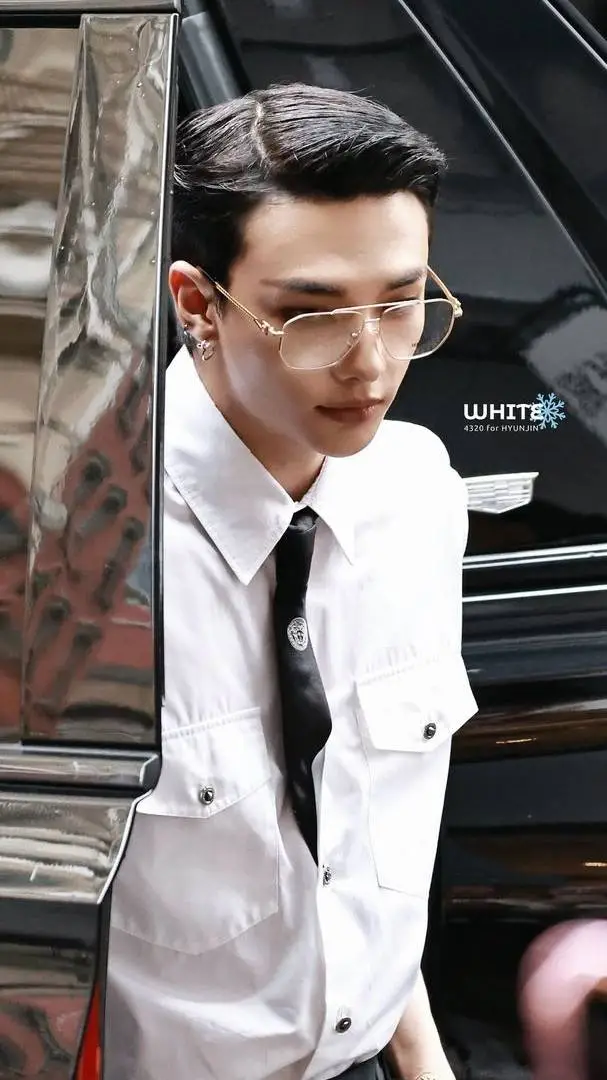 ai character: €~Hwang Hyunjin~§ background