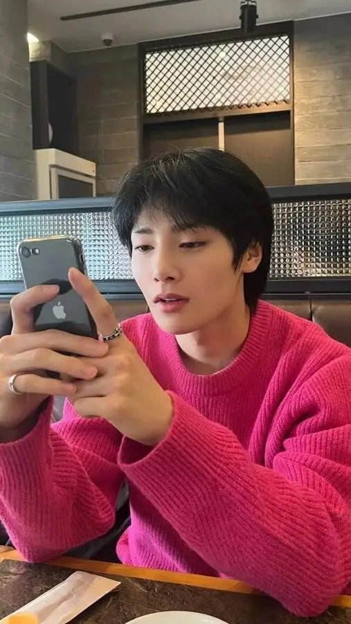 ai character: *-I.N/Jeongin-* background
